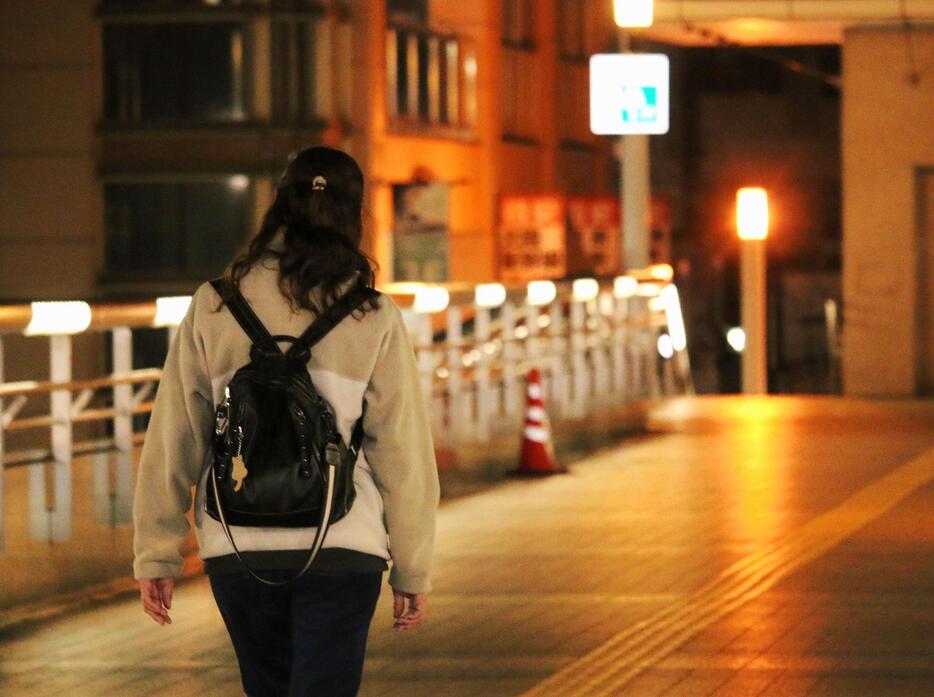 【令和の中流層】「子供に食べさせるため自分は一日1食だけ」家族旅行は深夜バスで…38歳シングルマザー、年収500万円でも厳しい生活
